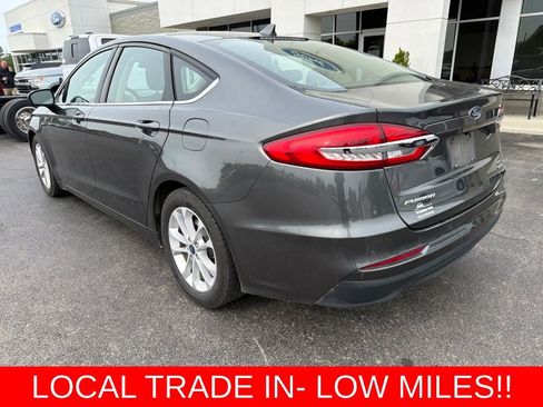 Used 2019 Ford Fusion SE FWD image 2