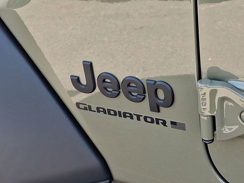 Used 2025 Jeep Gladiator Sport image 29