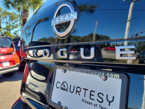 Used 2025 Nissan Rogue S image 8