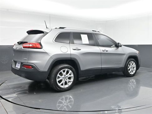Used 2017 Jeep Cherokee Latitude w/ Cold Weather Group FWD image 5