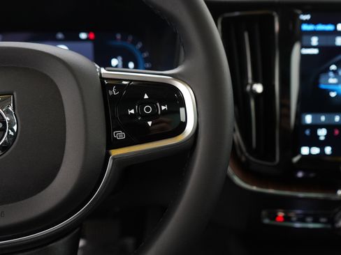 Used 2023 Volvo XC60 B6 Ultimate w/ Climate Package image 23