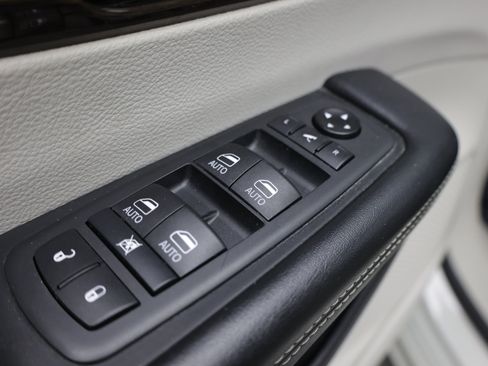 Used 2021 Chrysler Pacifica Limited w/ Uconnect Theater Family Group FWD image 16