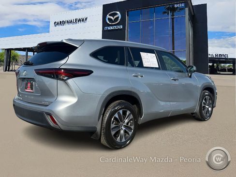 Used 2024 Toyota Highlander XLE image 7