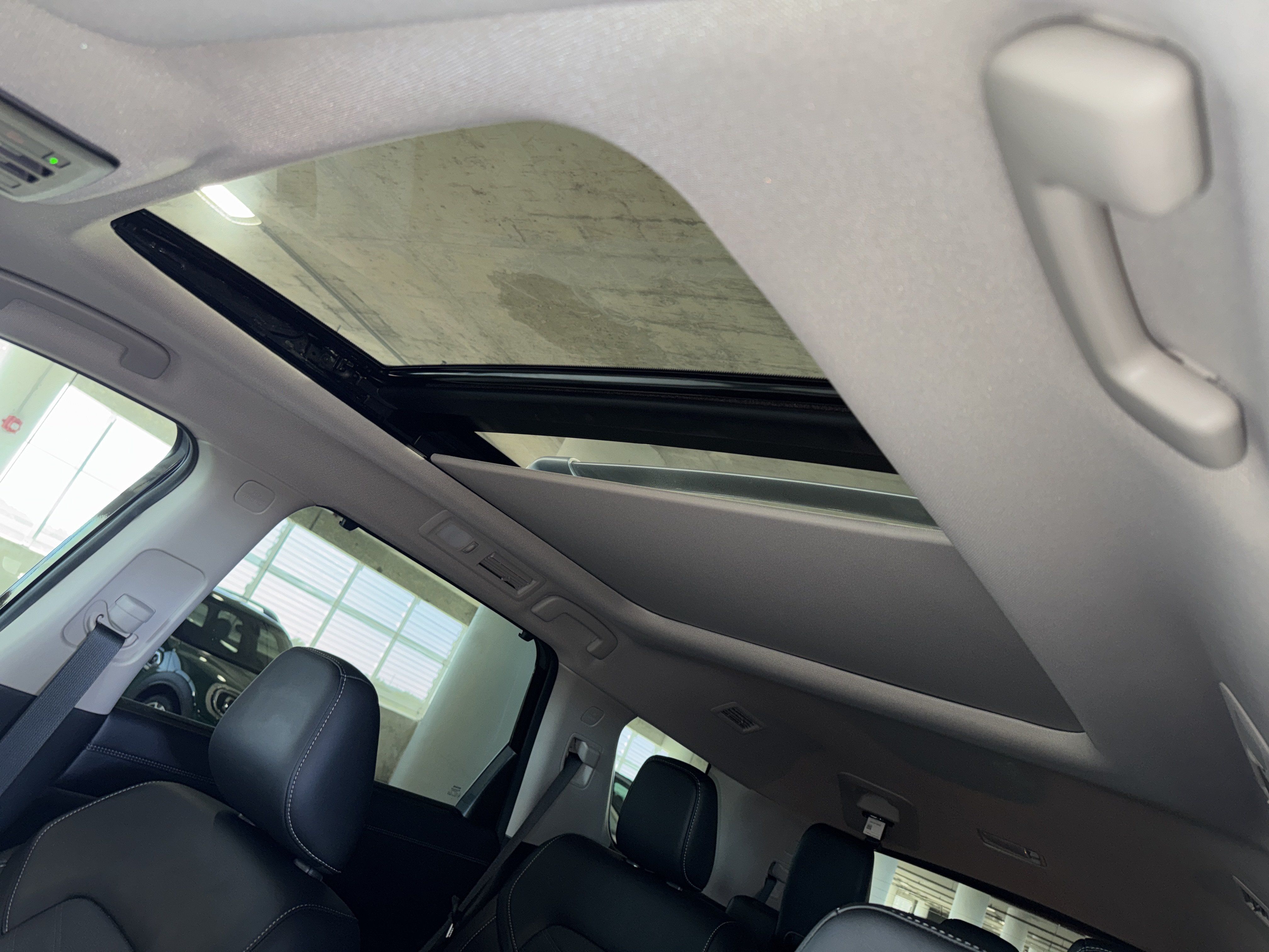 Used 2024 Nissan Pathfinder Platinum FWD image 32