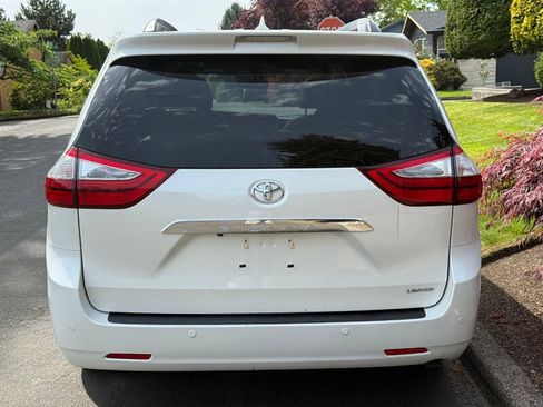 Used 2017 Toyota Sienna Limited FWD image 5