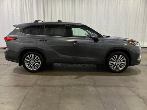 Used 2023 Toyota Highlander Platinum AWD/4WD image 3
