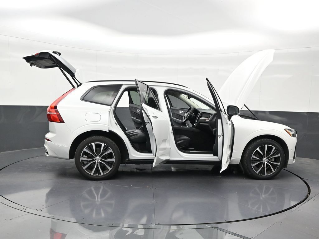 Certified 2024 Volvo XC60 B5 Plus w/ Climate Package AWD/4WD image 32