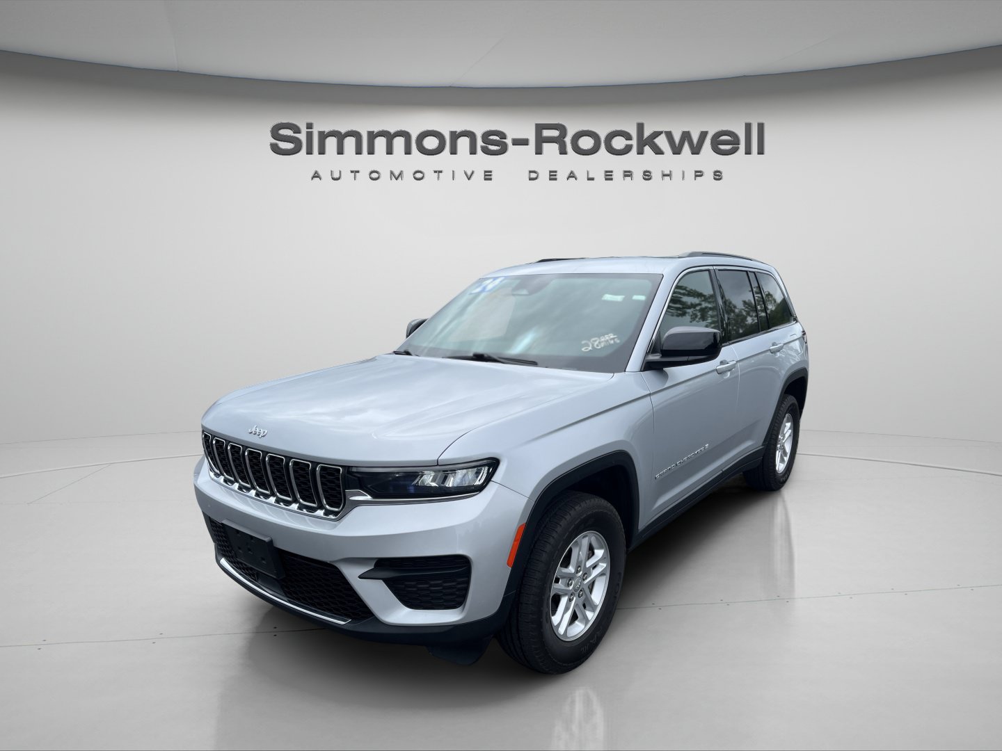 Used 2024 Jeep Grand Cherokee Laredo AWD/4WD image 1