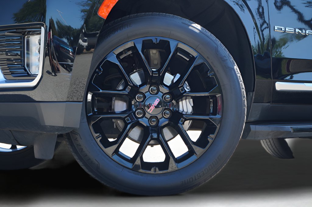 Used 2022 GMC Yukon Denali RWD image 4