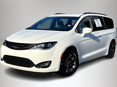 Used 2020 Chrysler Pacifica Touring-L w/ S Appearance Package image 3