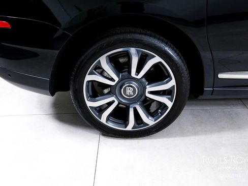 Used 2022 Rolls-Royce Cullinan image 36