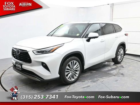 Used 2024 Toyota Highlander Platinum image 2