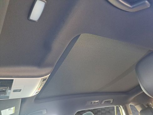 Used 2021 Volkswagen Tiguan SE FWD image 14