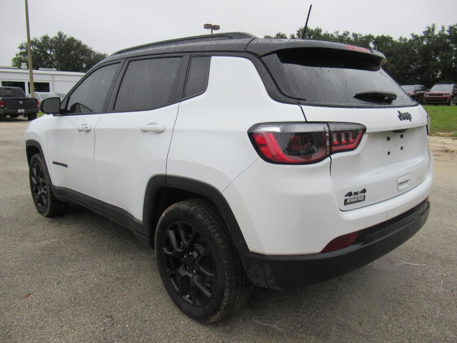 Used 2023 Jeep Compass Latitude w/ Convenience Group AWD/4WD image 3