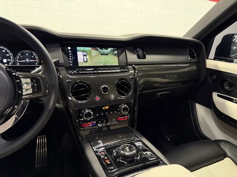 Used 2022 Rolls-Royce Cullinan Black Badge w/ Dark Exterior Package image 41