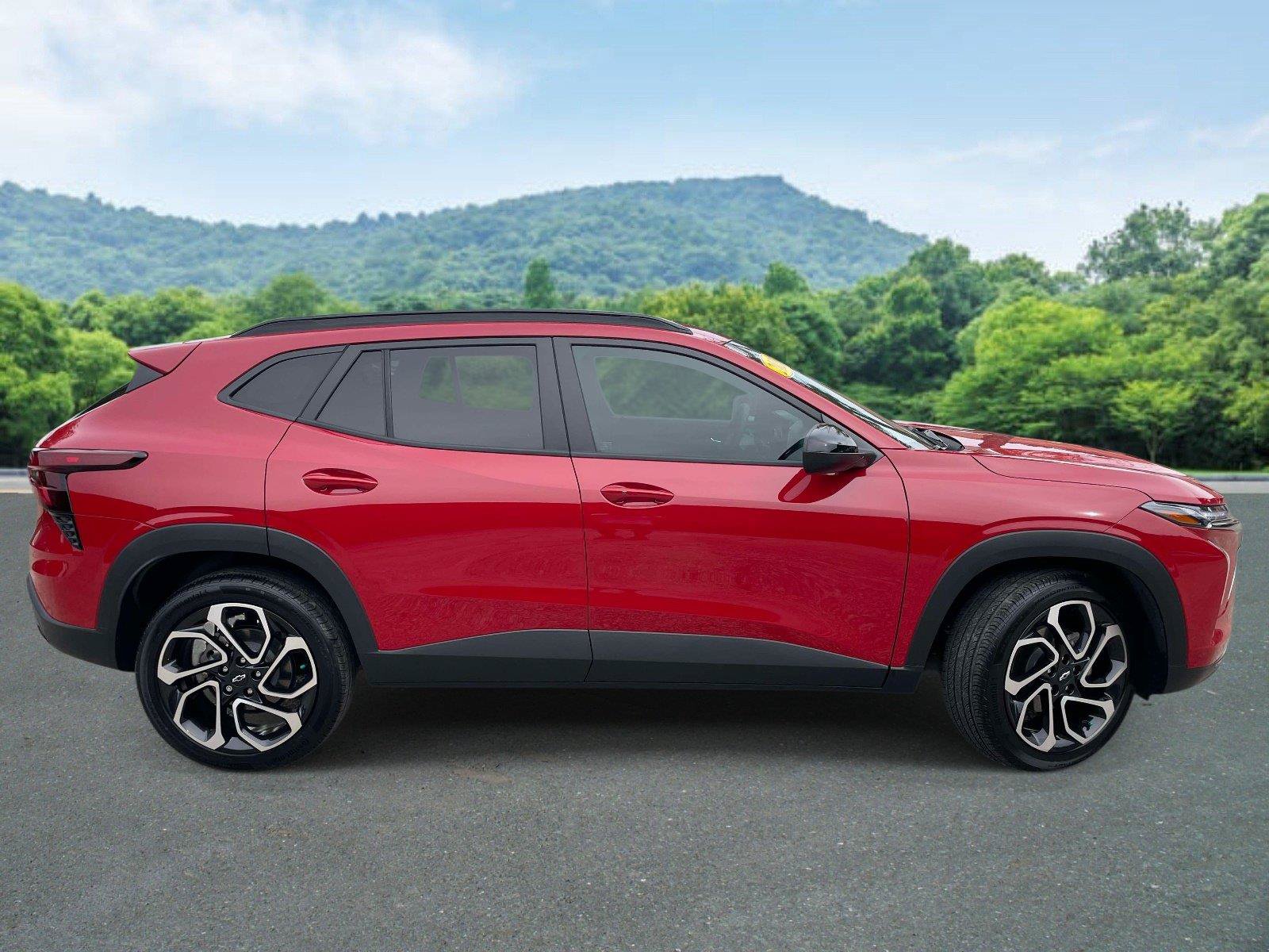 Used 2026 Chevrolet Trax RS w/ Sunroof Package FWD image 2