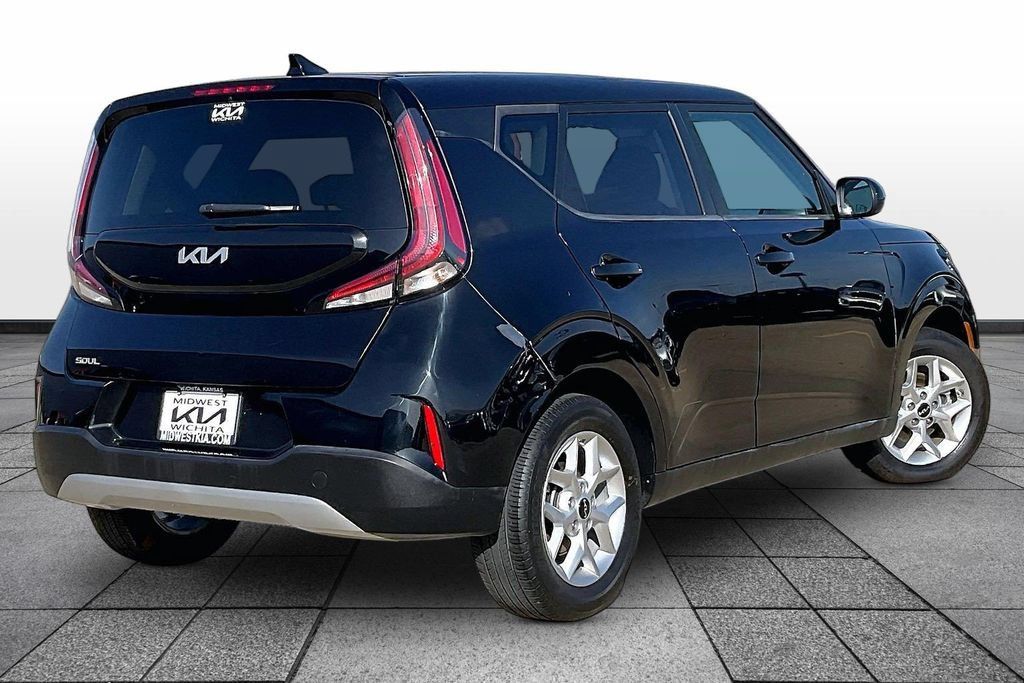 Used 2025 Kia Soul LX w/ LX Technology Package FWD image 12