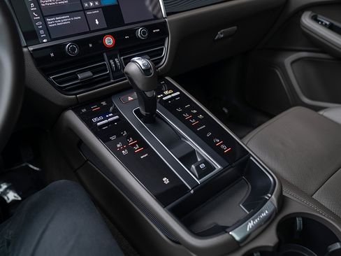 Used 2023 Porsche Macan image 13