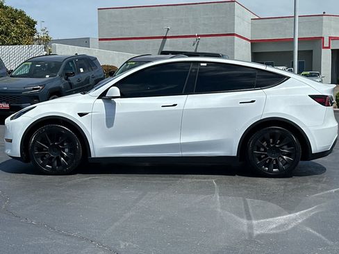 Used 2024 Tesla Model Y Long Range AWD/4WD image 9