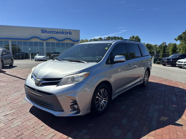 Used 2019 Toyota Sienna XLE Premium FWD image 1