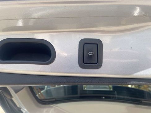 Used 2015 Toyota Highlander LE image 17