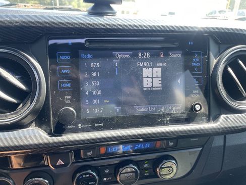 Used 2017 Toyota Tacoma TRD Off-Road w/ Premium & Technology Package AWD/4WD image 22