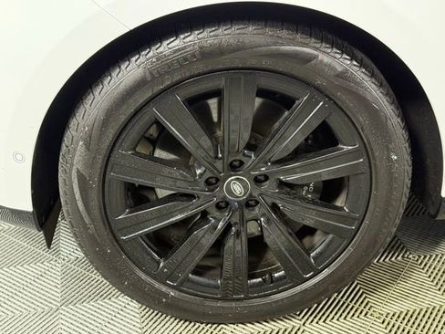 Used 2025 Land Rover Range Rover Long Wheelbase Autobiography image 11