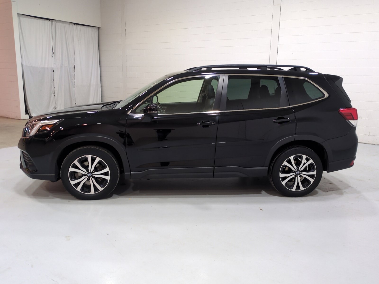 Used 2023 Subaru Forester Limited w/ Popular Package #2 AWD/4WD image 6