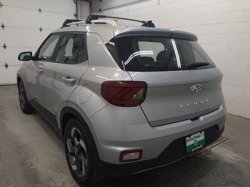 Used 2021 Hyundai Venue SEL w/ Premium Package FWD image 5