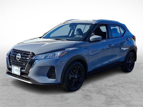 Used 2023 Nissan Kicks SV image 3