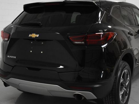 Used 2025 Chevrolet Blazer LT FWD image 3