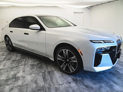 Used 2025 BMW i7 xDrive60 image 3