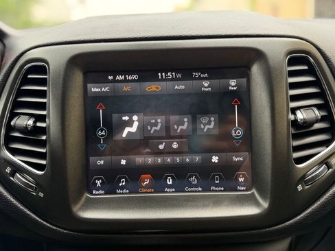Used 2017 Jeep Compass Trailhawk w/ Leather Interior Group AWD/4WD image 32