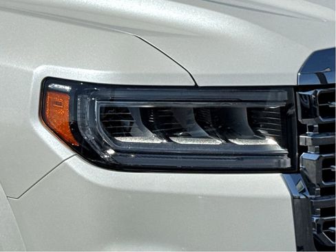 Used 2023 GMC Acadia Denali w/ Denali Ultimate Package image 5