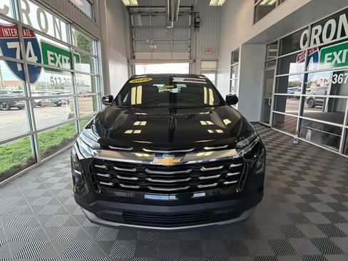 Used 2025 Chevrolet Equinox LT AWD/4WD image 2