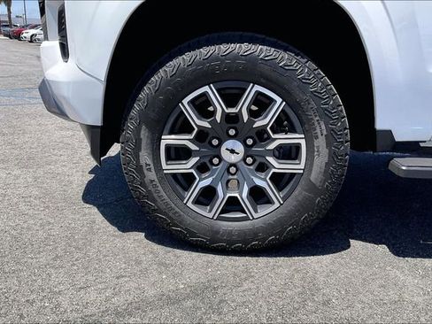 Used 2024 Chevrolet Colorado Z71 w/ Z71 Convenience Package 2 AWD/4WD image 8