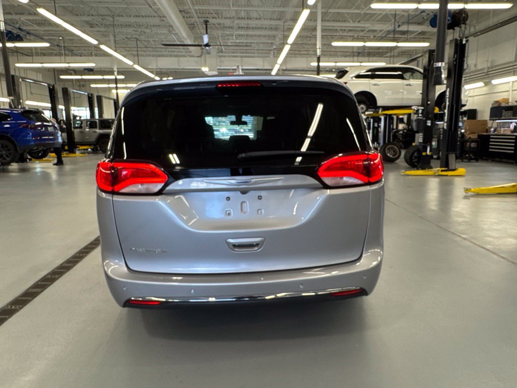 Used 2018 Chrysler Pacifica Touring Plus w/ Tire & Wheel Group FWD image 8