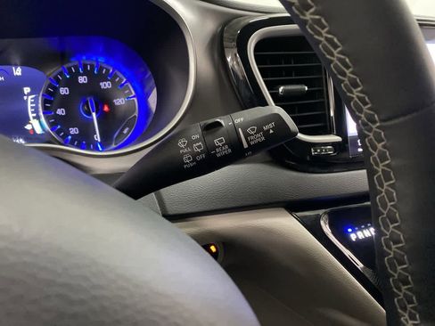 Used 2024 Chrysler Pacifica Touring-L image 22