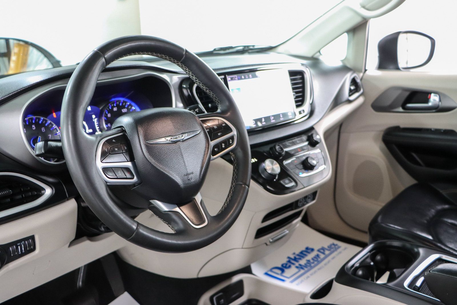 Used 2023 Chrysler Pacifica Touring-L FWD image 22