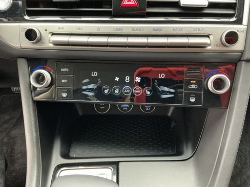 Used 2025 Genesis G70 2.5T image 11