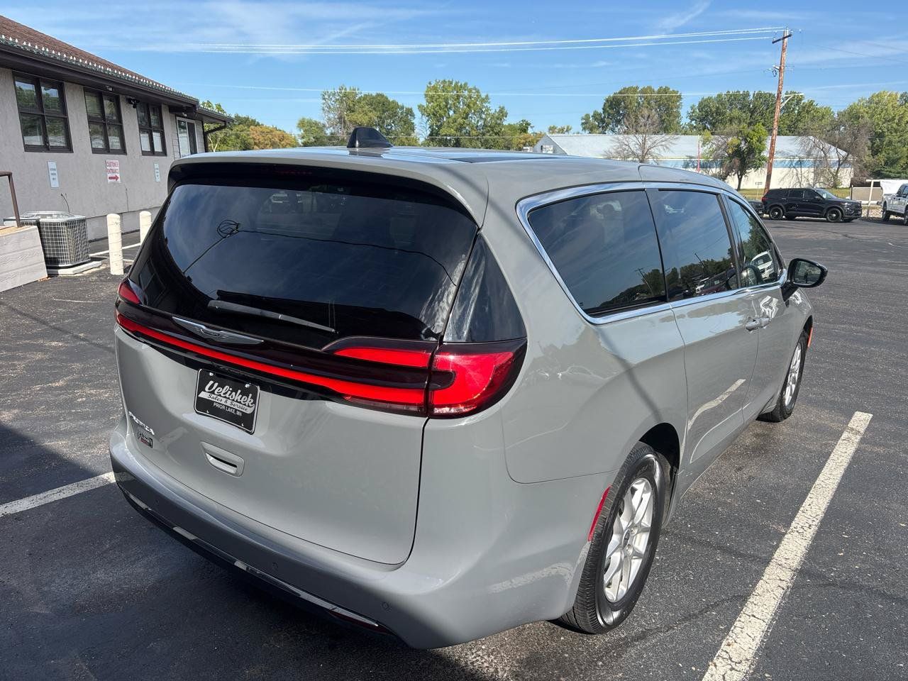 Used 2025 Chrysler Pacifica Select FWD image 3