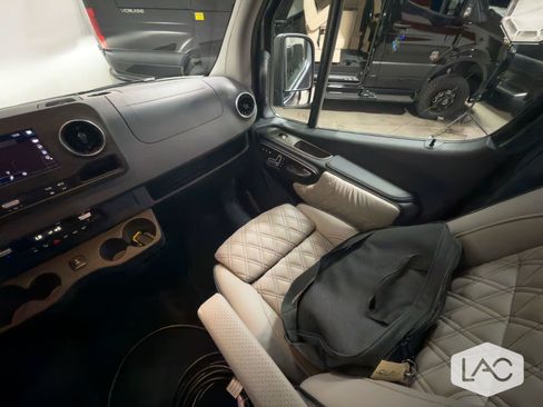 Used 2022 Mercedes-Benz Sprinter 2500 image 28