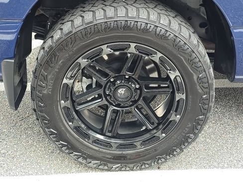 Used 2021 Nissan Titan SV w/ SV Convenience Package image 11