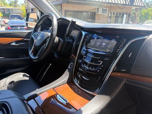 Used 2018 Cadillac Escalade ESV Premium Luxury AWD/4WD image 31