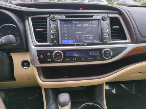 Used 2019 Toyota Highlander Limited Platinum FWD image 22