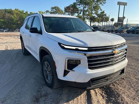 Used 2025 Chevrolet Traverse LT image 1