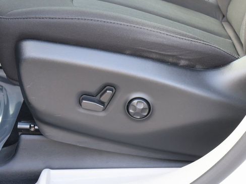 Used 2024 Chrysler Voyager LX image 23