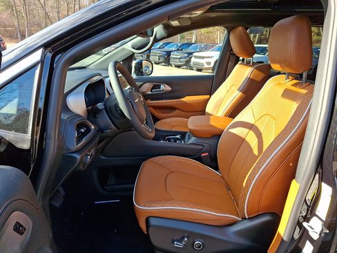 New 2026 Chrysler Pacifica Pinnacle image 9