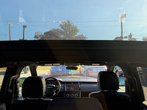 Used 2020 Land Rover Discovery SE image 34