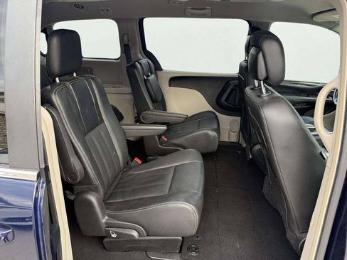 Used 2016 Chrysler Town & Country Touring FWD image 14